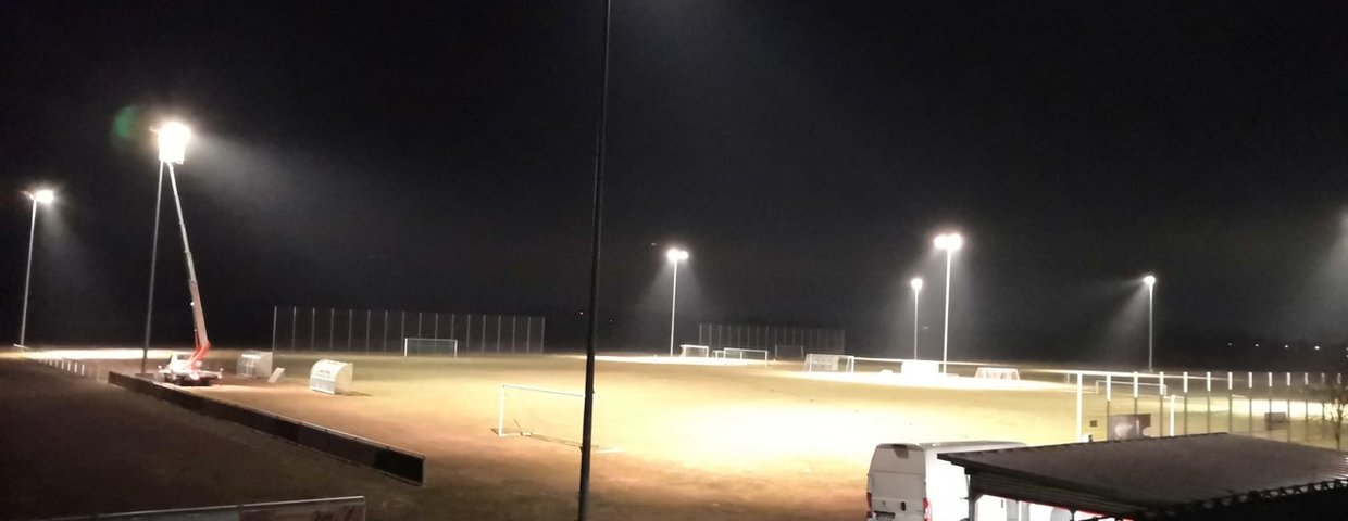Licht im Dunkeln – der FC Neufahrn e.V. freut sich über eine neue Flutlichtanlage